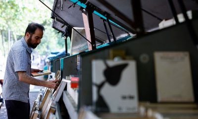 گردشگران کتاب‌فروشان رود سن‌ را نجات دادند