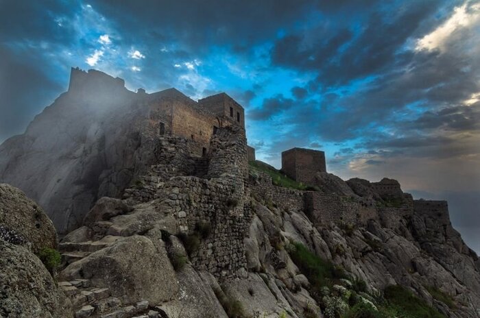 قلعه تاریخی بابک گردشگری شهرستان کلیبر