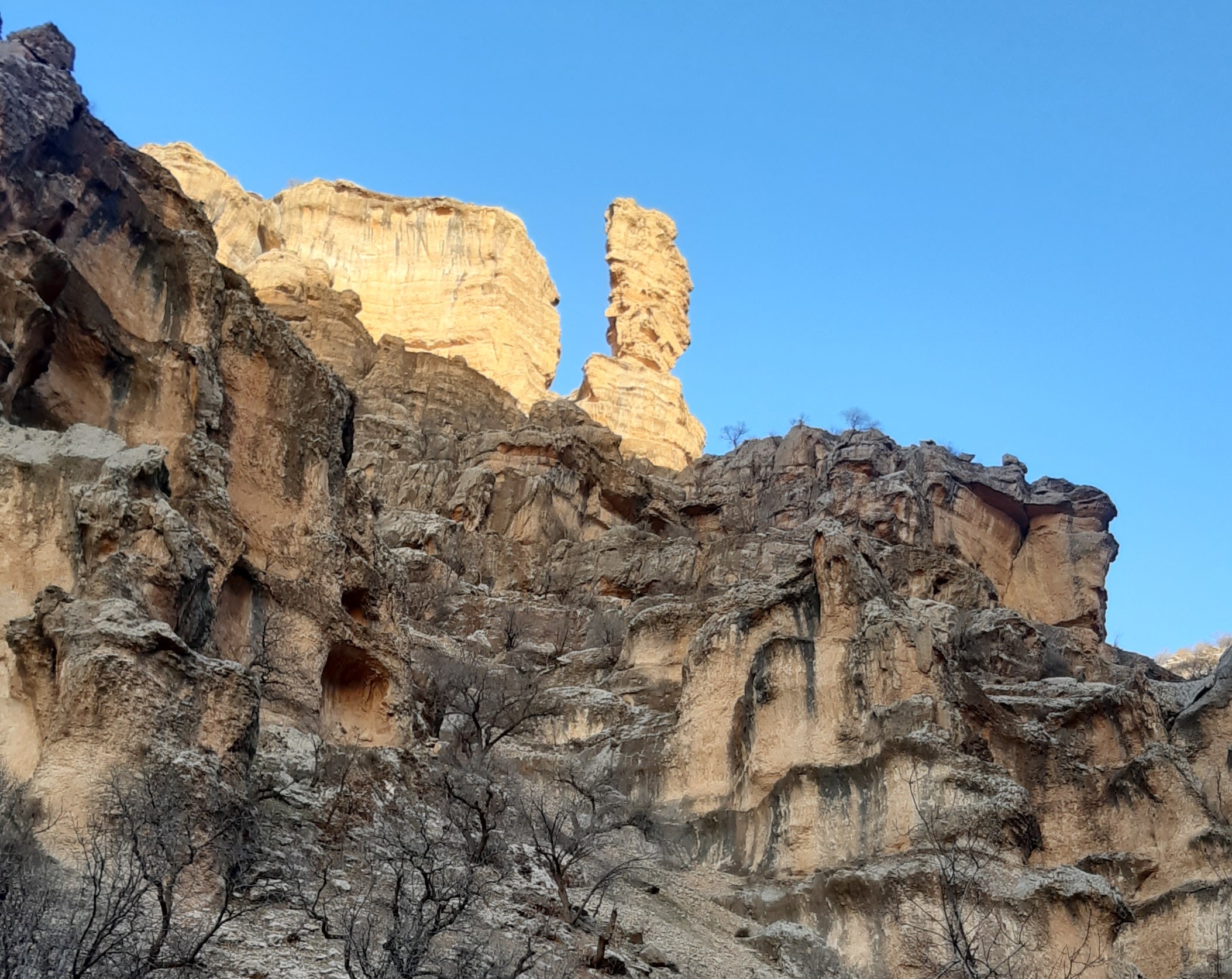 نمایی از مناره سنگی شیرز در کوهدشت گردشگری میراث فرهنگی