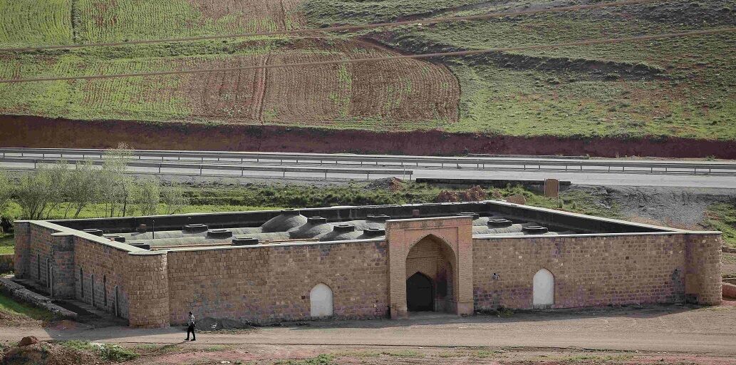 کاروانسرای عظیم شاه عباسی گویجه بل بناهای تاریخی اصلی ثبت آذربایجان شرقی شهرستان اهر