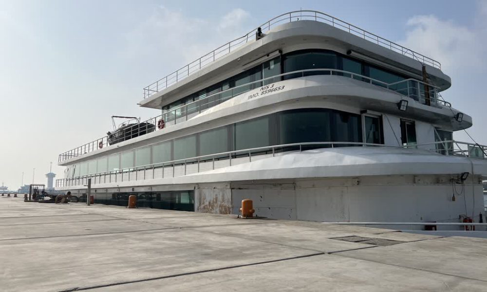 کشتی لوکس تفریحی نایس ۳ در بندر تجاری کیش گردشگری دریایی صنعت گردشگری