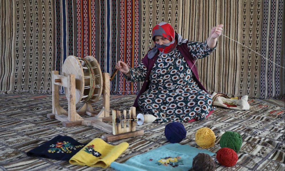 ریسیدن نخ هنرهای سنتی صنایع دستی نخ ریسی بافت