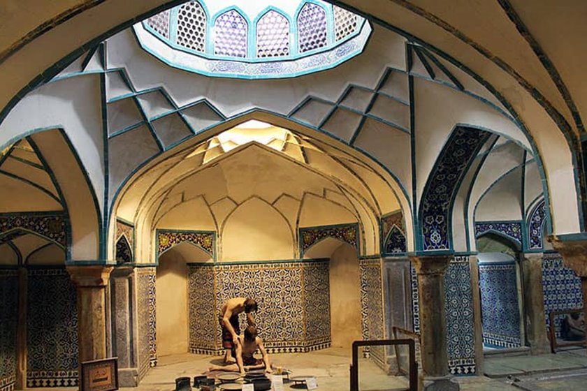 مجموعه گنج‌علی خان در مرکز تاریخی شهر کرمان و در کنار بازار بزرگ کرمان