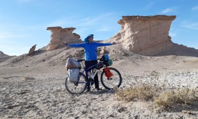 رکاب‌زنی دو چرخه سوار بیرجندی در بیابان جهانی لوت