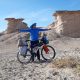 رکاب‌زنی دو چرخه سوار بیرجندی در بیابان جهانی لوت