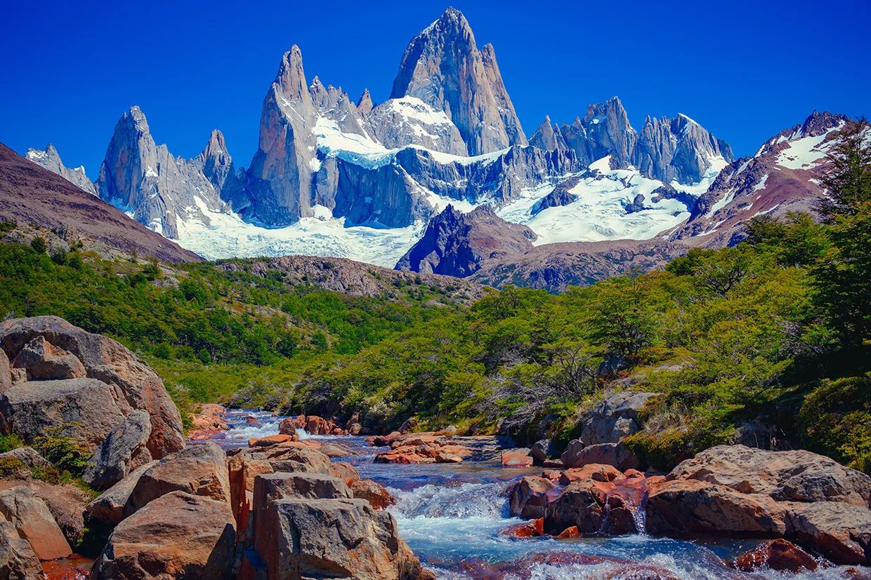 آرژانتین منظره ای بی نظیر و زیبا؛ رودخانه آبی و کوه فیتز روی